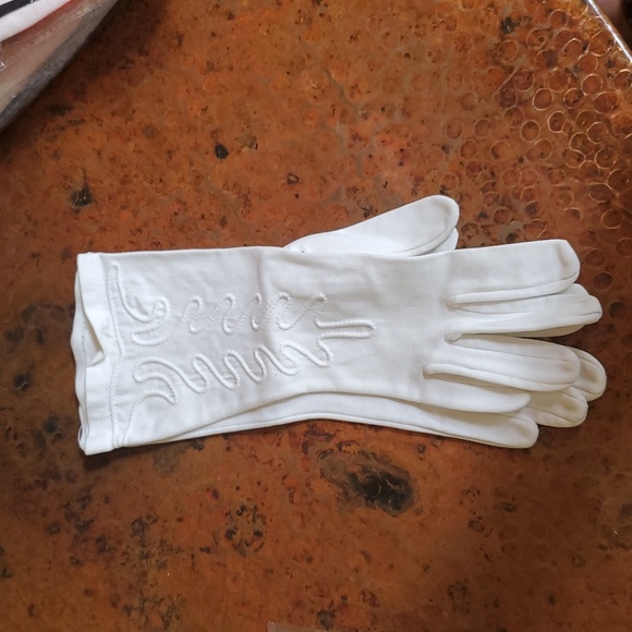 Vintage Elegant White Longer Gloves with Embroidered Design - Picture 8 of 10